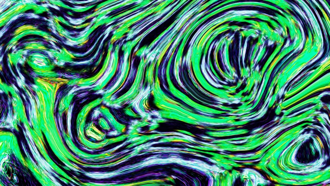 Abstraktes Bild mit wirbelnden Mustern aus grünen, blauen, schwarzen und weißen Linien, die einen dynamischen, strukturierten visuellen Effekt erzeugen, inspiriert von der pulsierenden Energie von GLAMESiA.