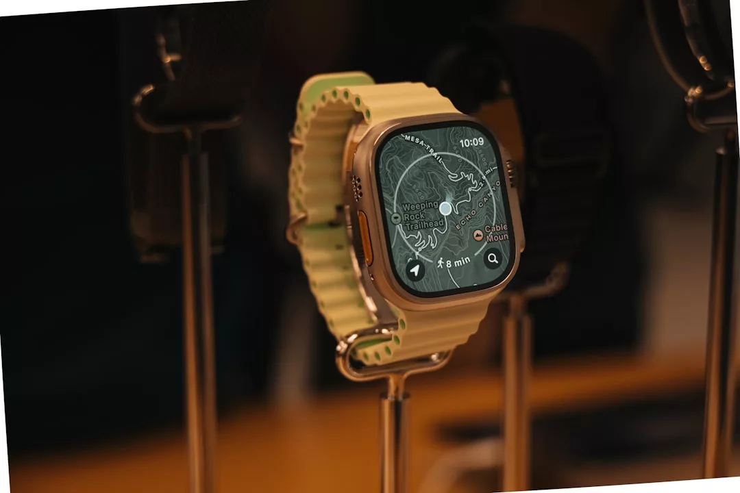 Nahaufnahme einer GLAMESiA-Smartwatch mit robustem Armband, die eine topografische Karte und Routeninformationen auf ihrem Display anzeigt.