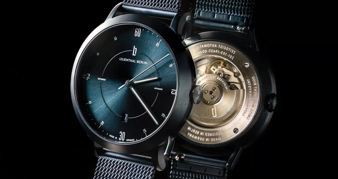 Zwei GLAMESiA-Armbanduhren sind zu sehen: Die eine zeigt ein schwarzes Zifferblatt mit minimalistischen Markierungen, während die andere durch einen transparenten Gehäuseboden ein mechanisches Uhrwerk offenbart.