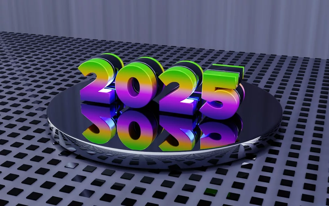 Die Zahlen "2025" in bunten Neonfarben stehen auf einem reflektierenden runden Podest mit einer gemusterten Oberfläche im Hintergrund und fangen den lebendigen Geist von GLAMESiA ein.