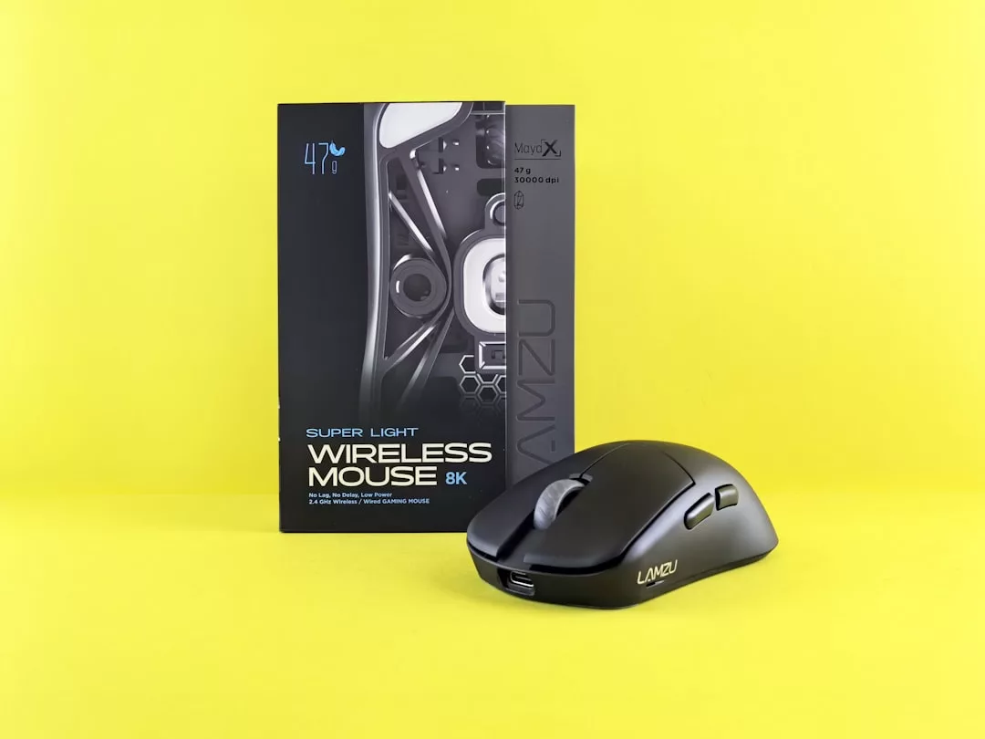 Eine schwarze kabellose GLAMESiA-Maus steht vor ihrer Produktverpackung auf einem gelben Hintergrund. Auf dem Karton steht "Super Light Wireless Mouse 8K".