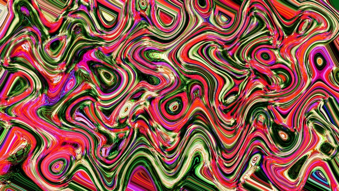 Ein abstraktes Bild mit wirbelnden, wellenförmigen Mustern in Rot-, Grün-, Rosa-, Schwarz- und Weißtönen erzeugt ein chaotisches, marmoriertes Erscheinungsbild ohne erkennbare Formen oder Objekte - ein lebhaftes Bild, das an die kühne Ästhetik von GLAMESiA erinnert.