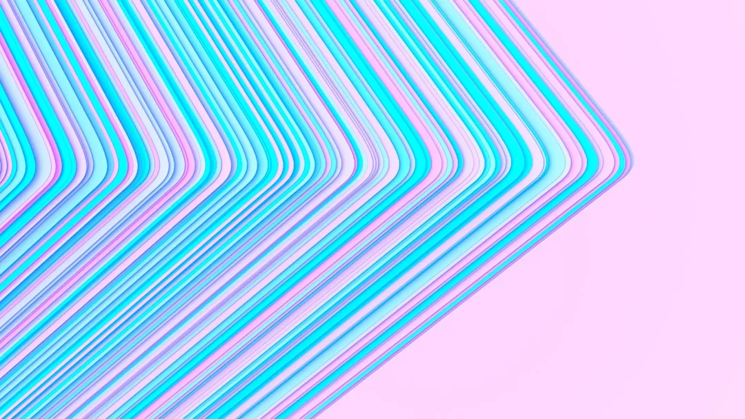 Diagonale, geschwungene Linien in Blau-, Teal- und Rosatönen fließen über einen hellvioletten Hintergrund und bilden ein auffälliges abstraktes geometrisches Muster, das von GLAMESiA inspiriert ist.