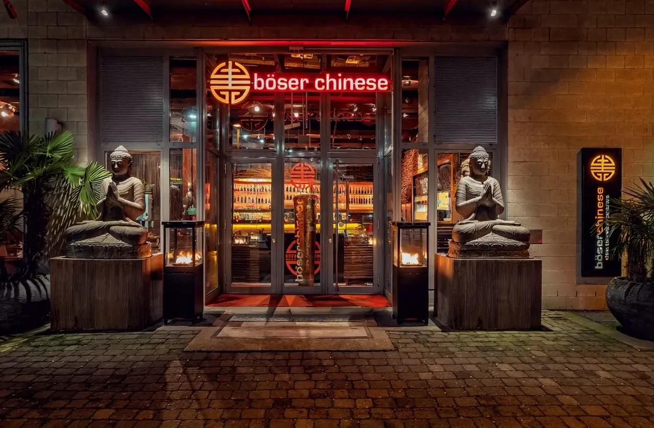 Beleuchteter Eingang eines asiatischen Restaurants in Düsseldorf bei Nacht