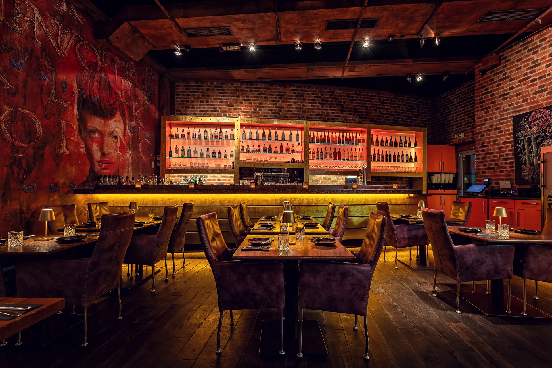 Gastraum mit langer Bar und warmem Licht