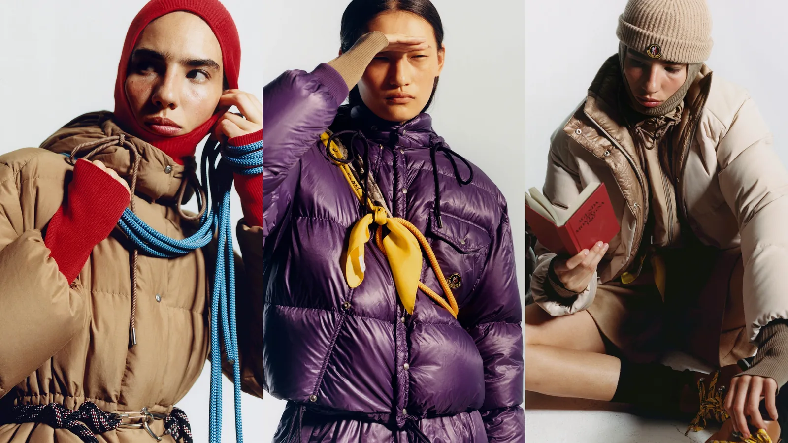 Moncler Re/Icons 2026: drei Looks nebeneinander, die Himalaya in Camel mit roter Sturmhaube, die Karakorum in Violett mit gelbem Tuch und die Verone in Beige mit Mütze