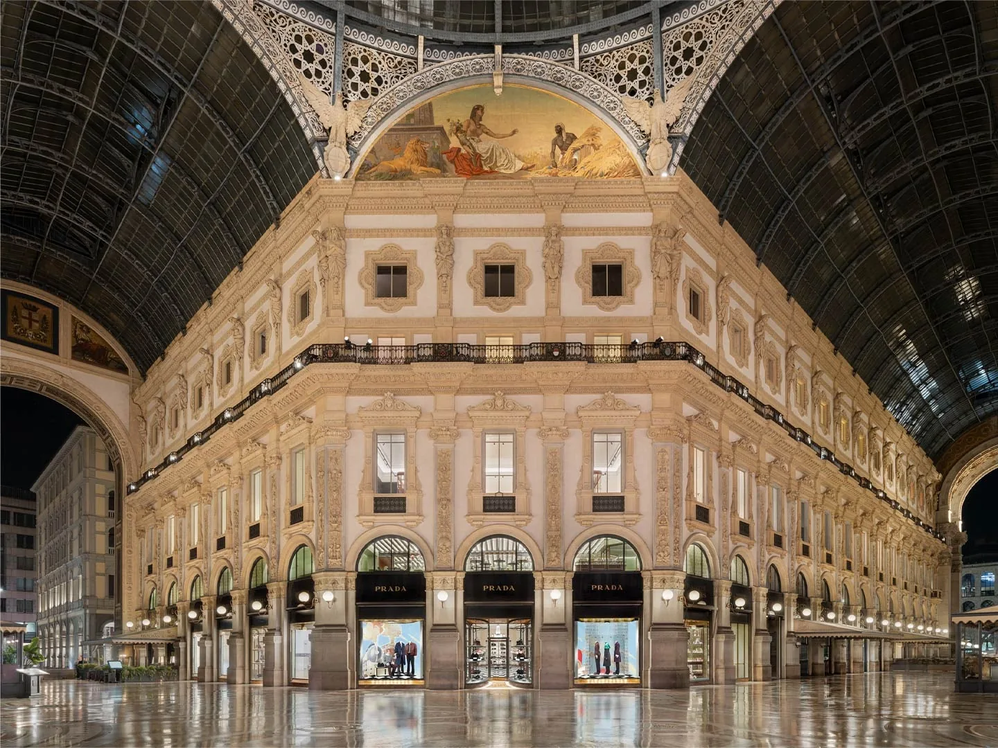 Prada Galleria: das Achteck der Galleria Vittorio Emanuele II in Mailand bei Nacht mit beleuchteten Schaufenstern unter der Glaskuppel