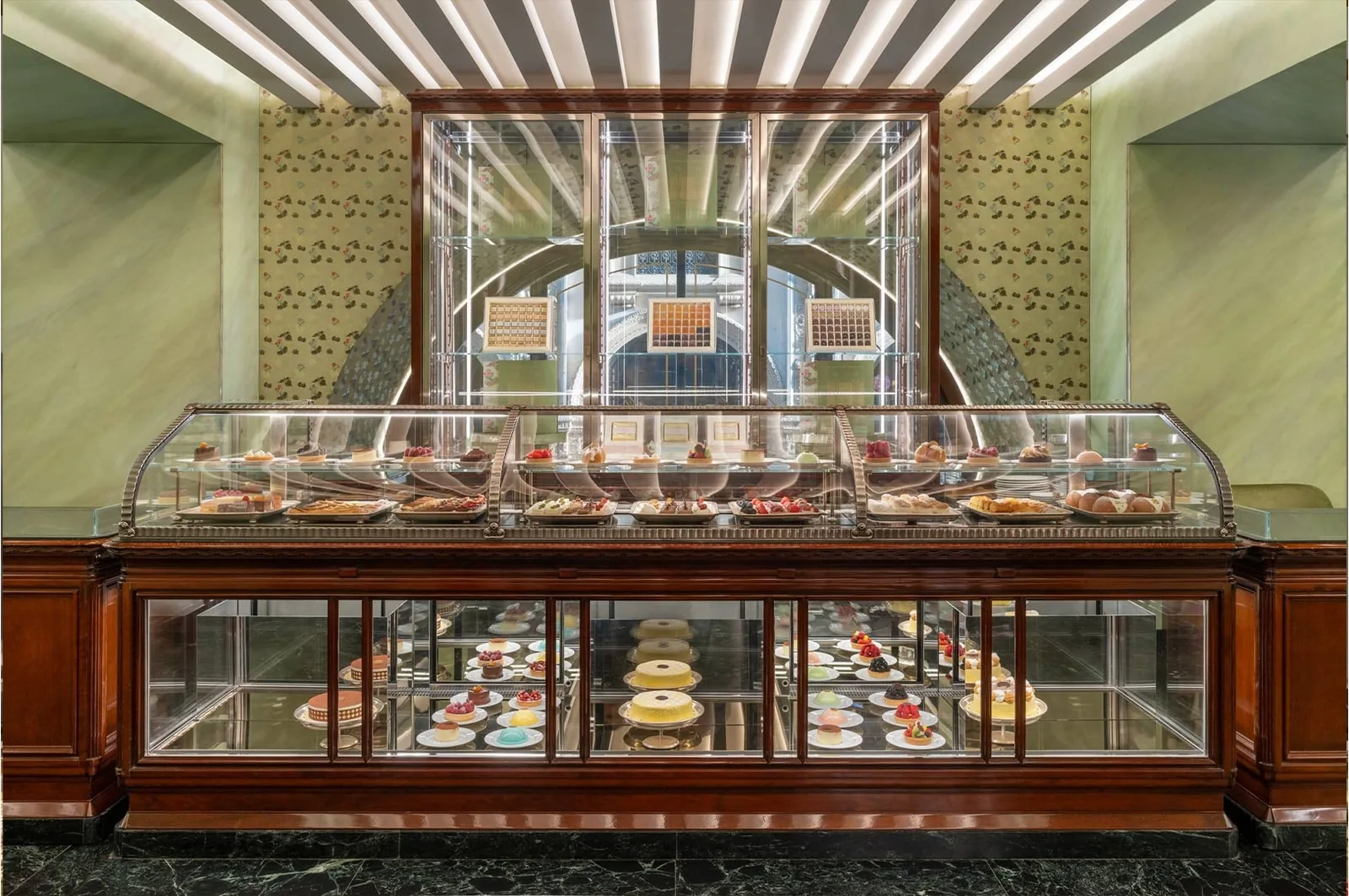 Prada Galleria: Kuchentheke der Konditorei Marchesi 1824 mit Glasvitrinen und dunklem Holz