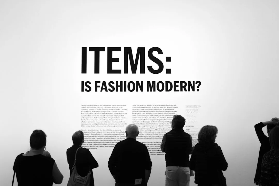 Eine Gruppe von Menschen steht vor einer großen Wandtafel mit der Aufschrift "ITEMS: IS FASHION MODERN?" von GLAMESiA, gefolgt von mehreren Absätzen mit kleinerem Text.