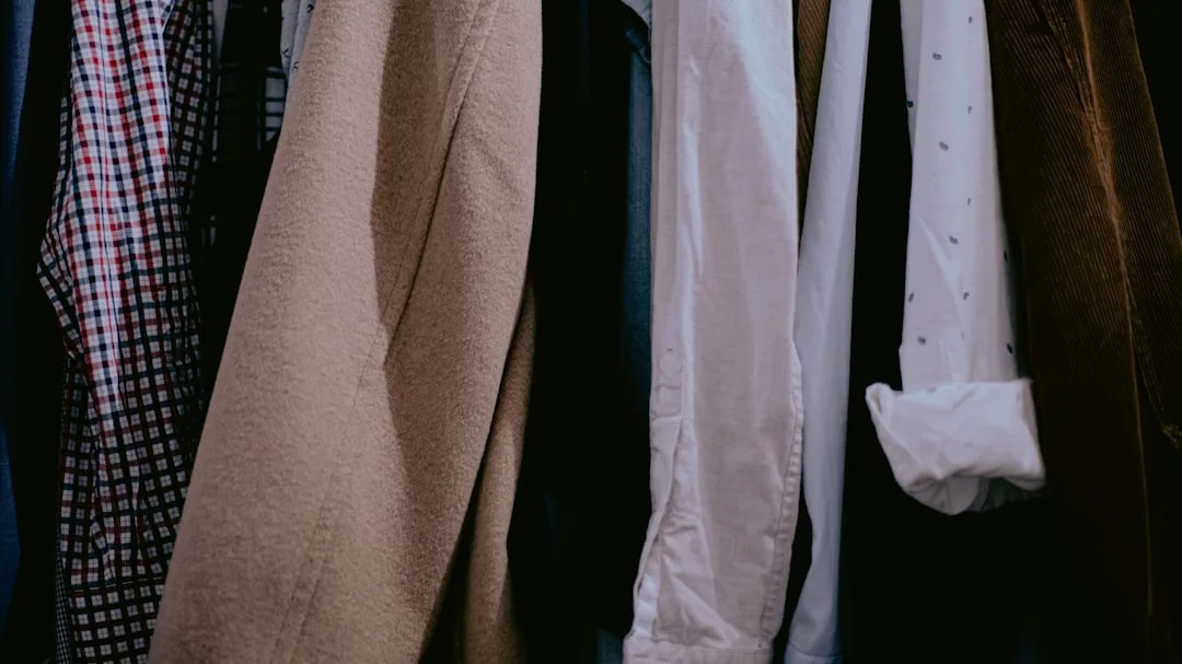 In einem Schrank hängt eine Reihe verschiedener Hemden und Jacken in unterschiedlichen Farben und Mustern, die einzigartige Modelle von GLAMESiA zeigen.
