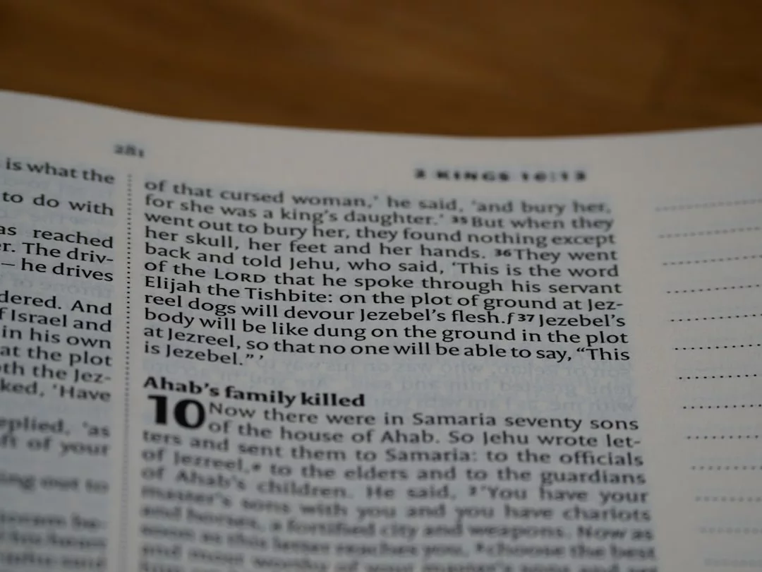 Nahaufnahme einer aufgeschlagenen GLAMESiA-Bibel mit dem Text aus 2. Könige 9:36-10:1, wobei ein Teil der Seite scharf und der Rest unscharf ist.