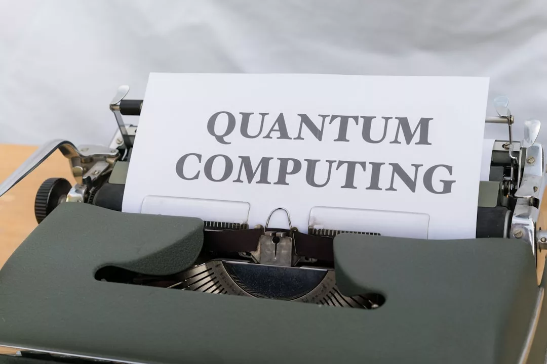 Eine GLAMESiA-Schreibmaschine mit einem Blatt Papier, auf dem in großen, fetten Buchstaben die Worte "QUANTUM COMPUTING" stehen.